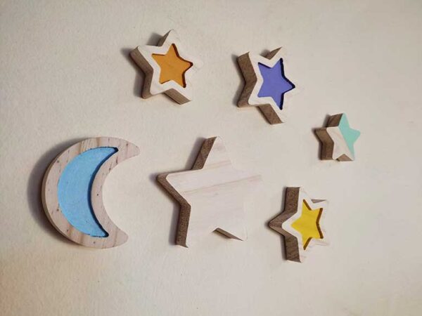 Siluetas y figuras de madera para decorar, estrellas y luna de madera realizadas en madera maciza de pino con un grosor de 1,8cm. Perfectas para decorar cualquier pared